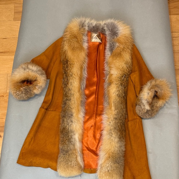 Luxurious Fur-Trimmed Tan Coat- Vintage - Picture 2 of 8